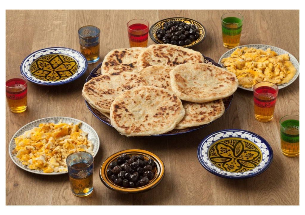 Le petit déjeuner typique du Maroc, toujours accompagné de son traditionnel thé à la menthe ou de café au lait