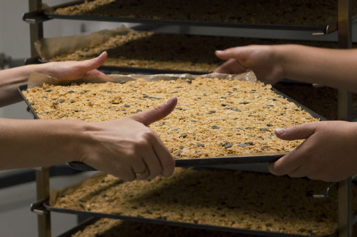 Valeurs et engagement la main dans le bol céréales granola bio