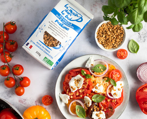 granola-bio-salade-tomates-la-main-dans-le-bol-artisan-granola-1 recette Brownies au granola chocolat