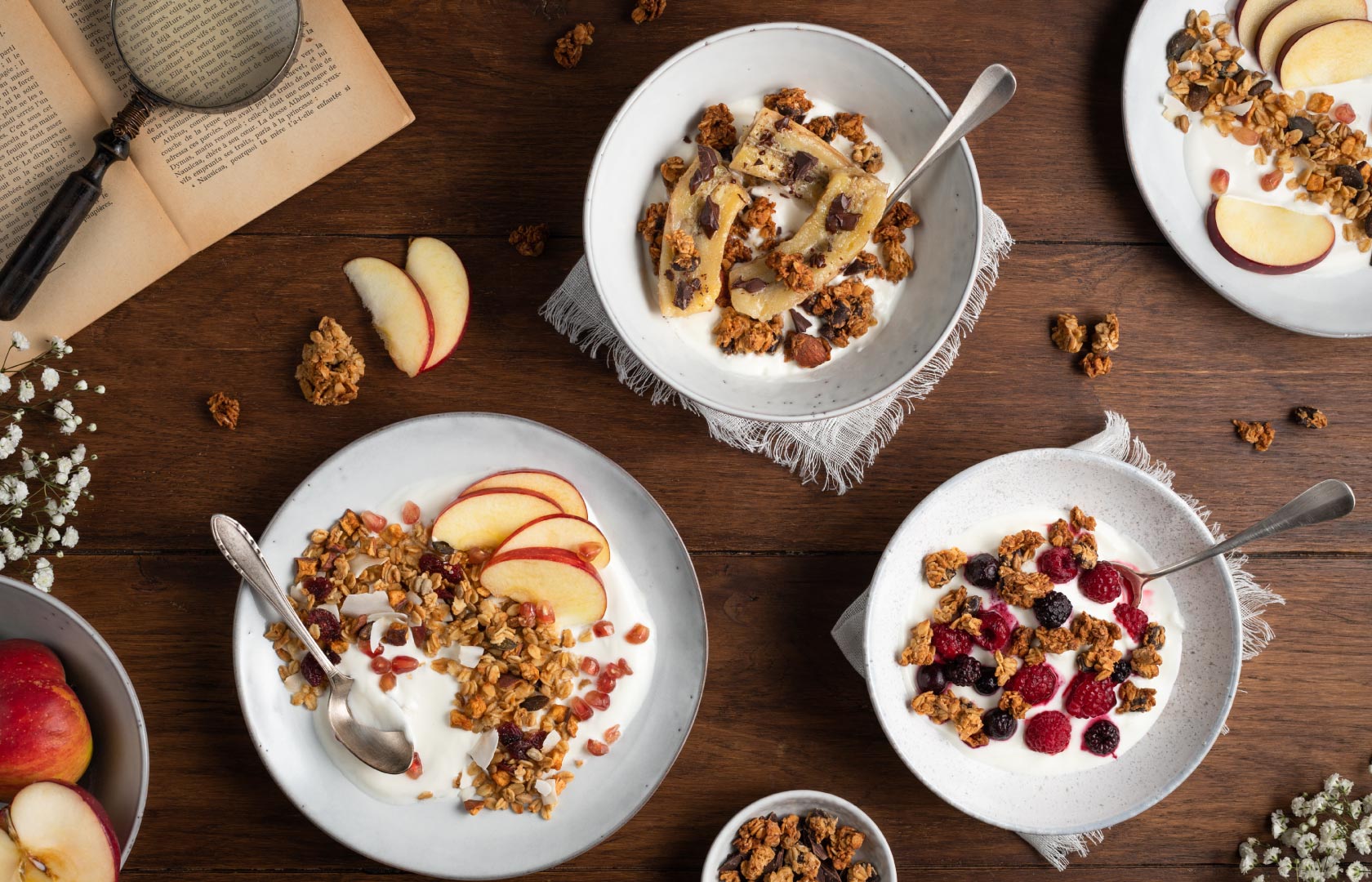 Artisan créateur granola bio et muesli bio, la main dans le bol