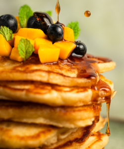 Le sirop d’érable reste l’accompagnement parfait à verser sur une pile de pancakes ou des crêpes !
