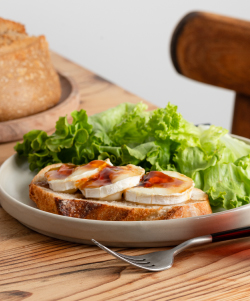La gelée d’érable saura vous surprendre en sucré-salé. Testez l’assemblage chèvre et gelée d’érable pour vos apéritifs ou pour accompagner une salade verte, c’est exquis !